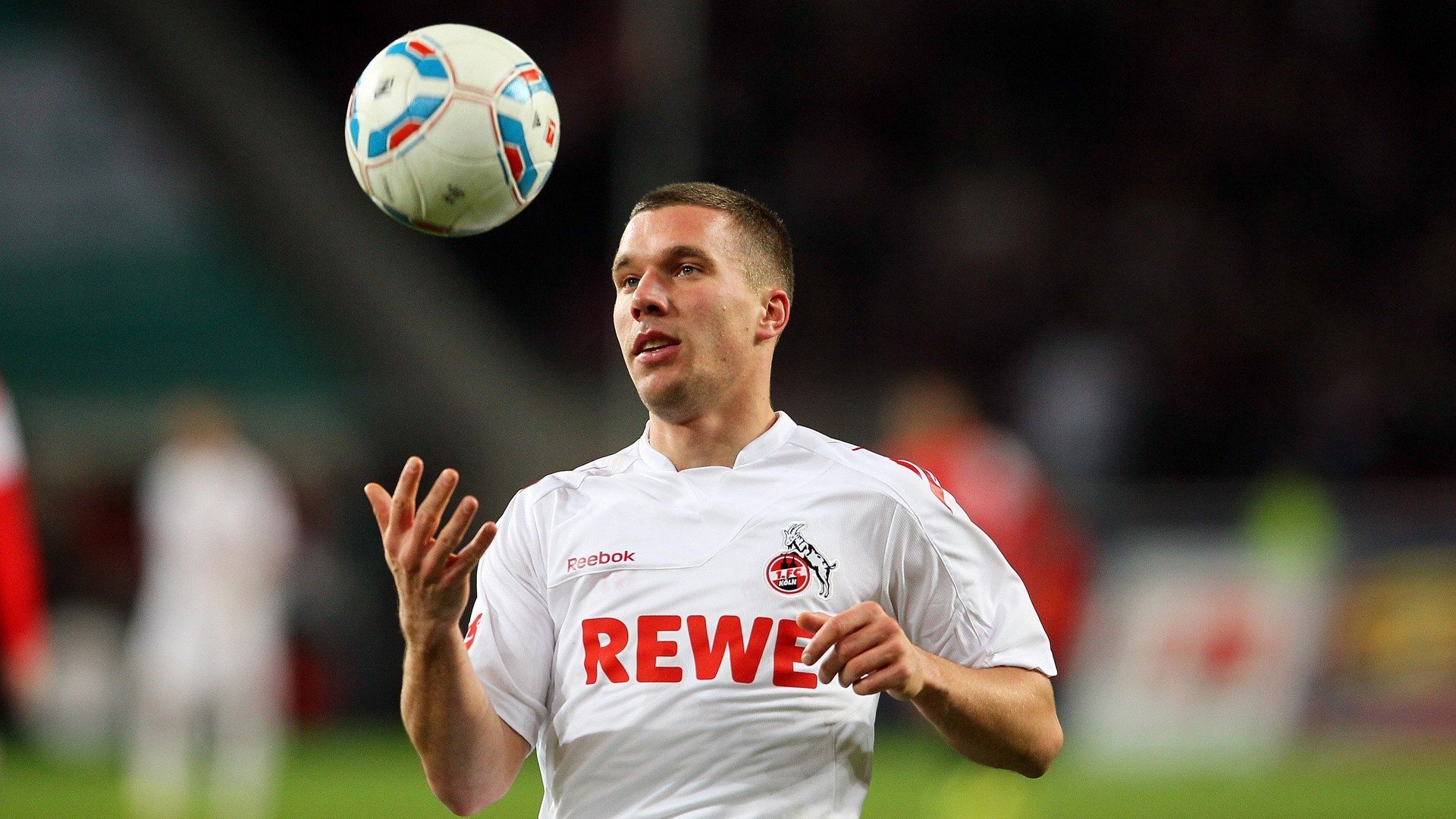 开云体育入口-青少年足球比赛现场火爆，现场观众热情高涨气氛热烈，青少年足球比赛海报